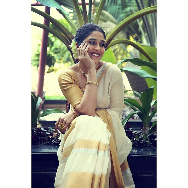 Staggering Poses Of Regina Cassandra